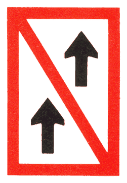 Wit bord, rode rand, rode diagonaal, twee zwarte pijlen omhoog